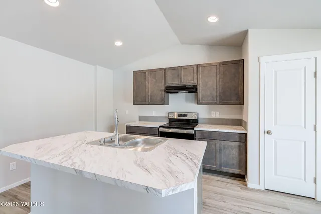 $345,000 | 609 Oak Street North, Unit LOT 21, Tieton, WA 98947