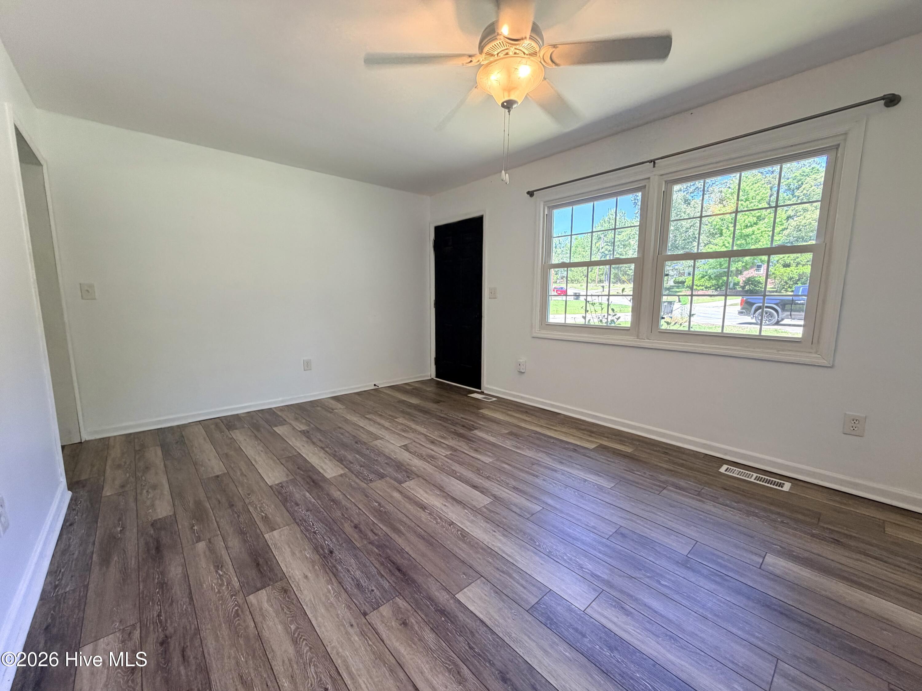 308 Sheffield Road Jacksonville, NC 28546 - Photo 3 of 22 Living room