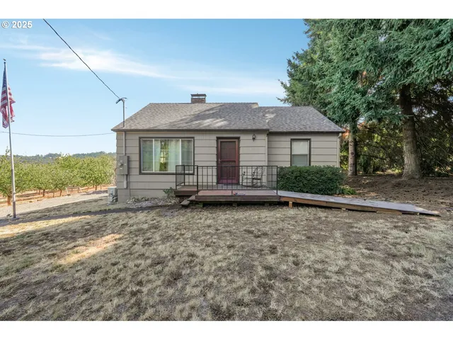 a view of a house with a yard