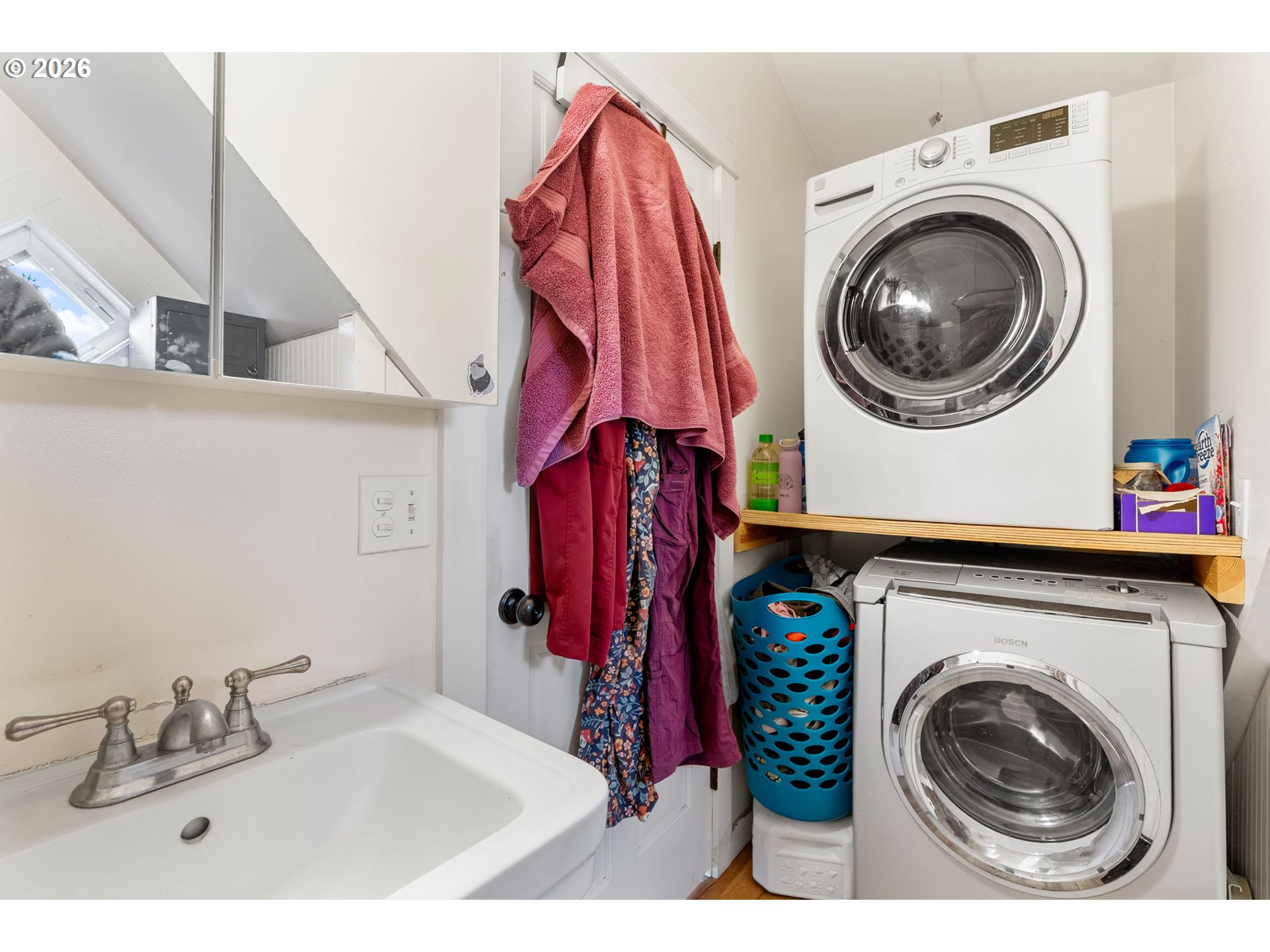 1114 9th Street Hood River, OR 97031 - Photo 44 of 48 a utility room with dryer and washer