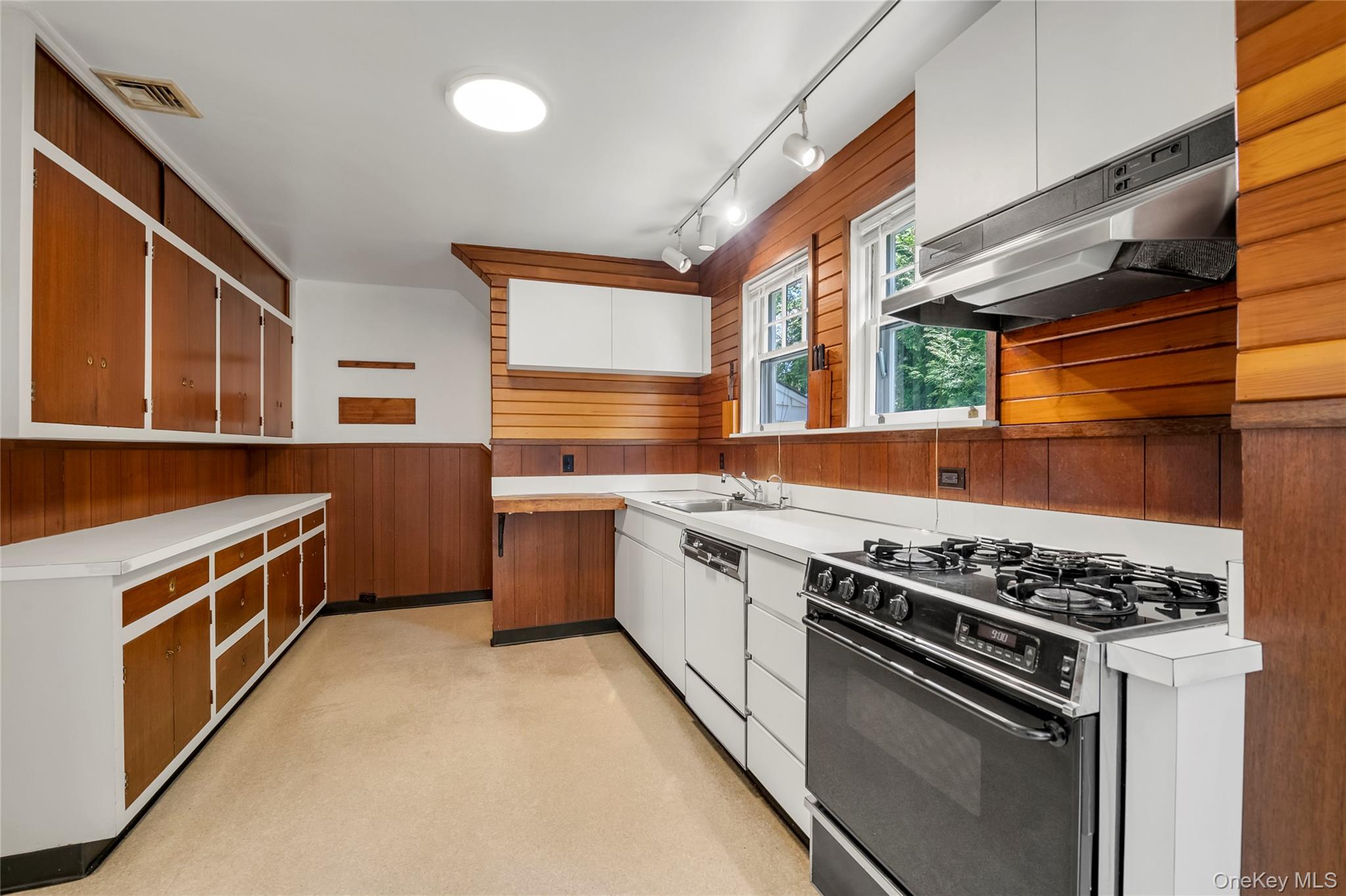 328 Manor Road Queens, NY 11363 - Photo 10 of 30 Kitchen