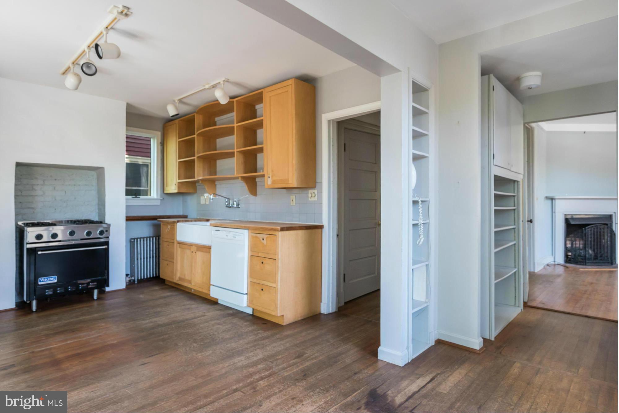 85 Shipwright Street Annapolis, MD 21401 - Photo 14 of 29 Kitchen with Wood Floors