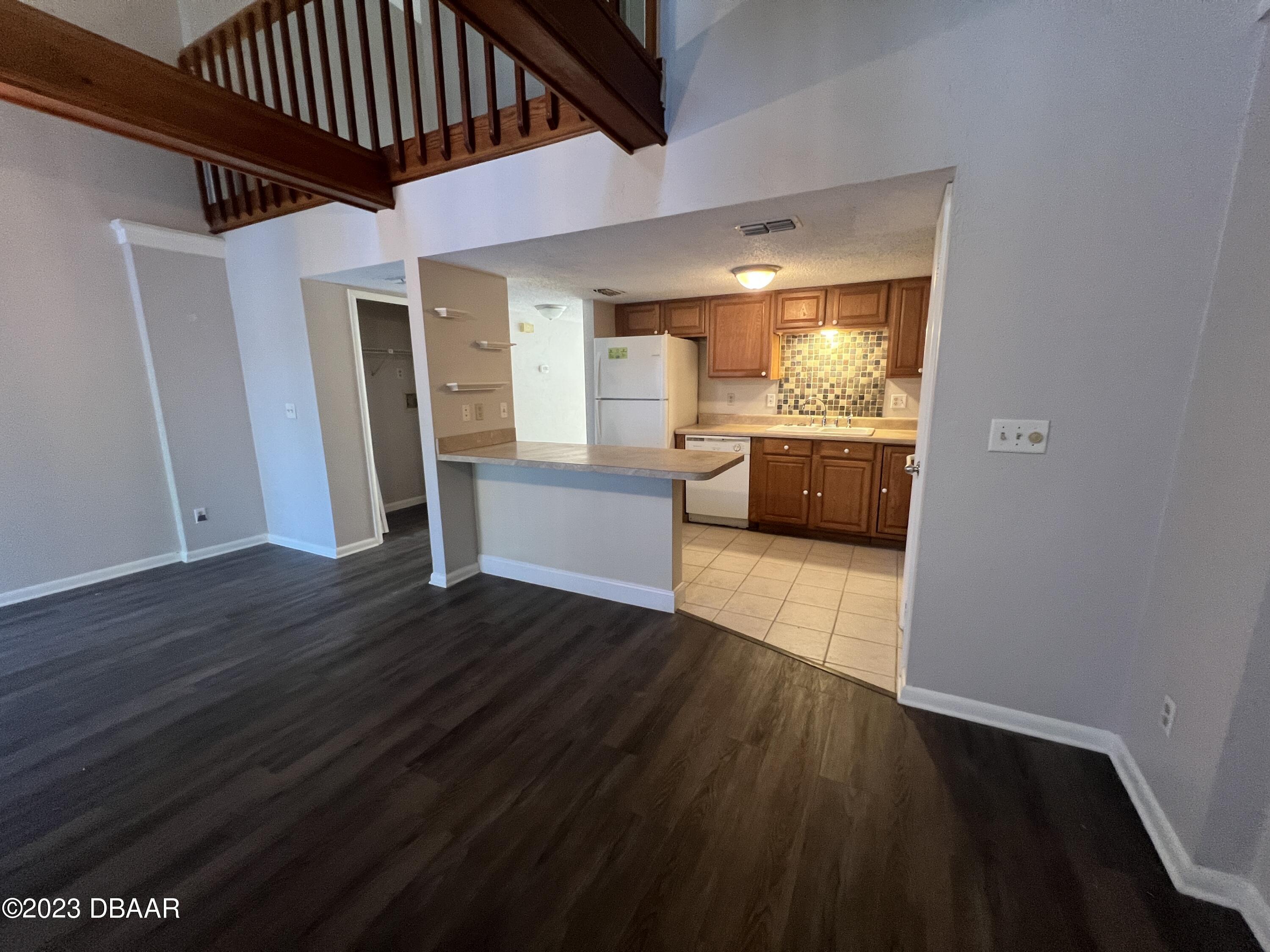 16 Oakwood Park Ormond Beach, FL 32174 - Photo 4 of 14 Living Room