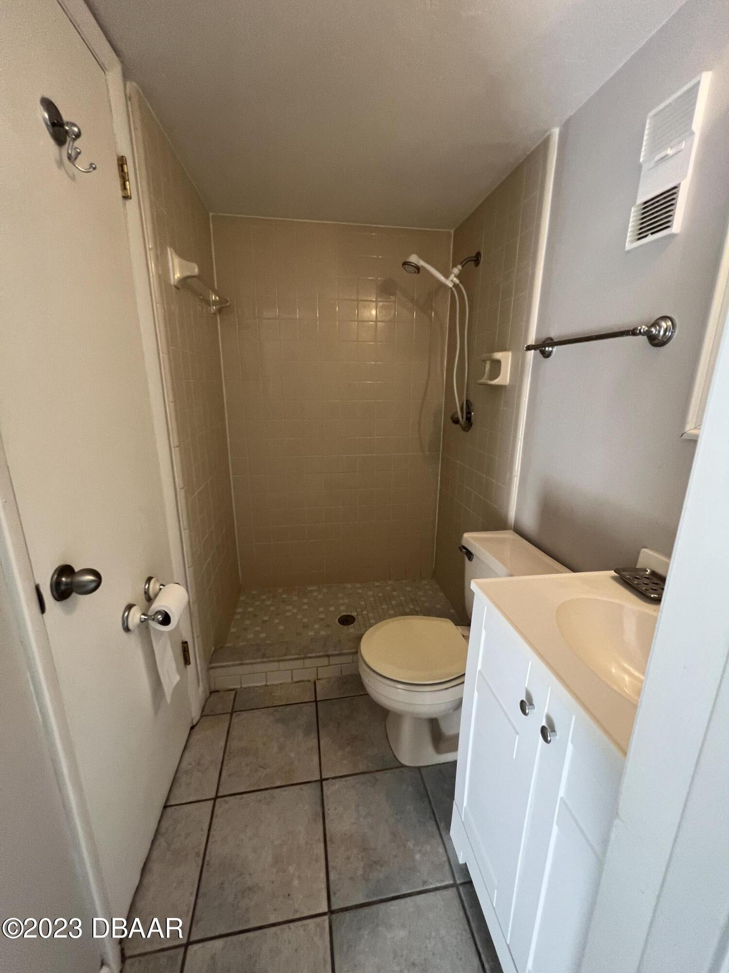 16 Oakwood Park Ormond Beach, FL 32174 - Photo 9 of 14 Guest Bath