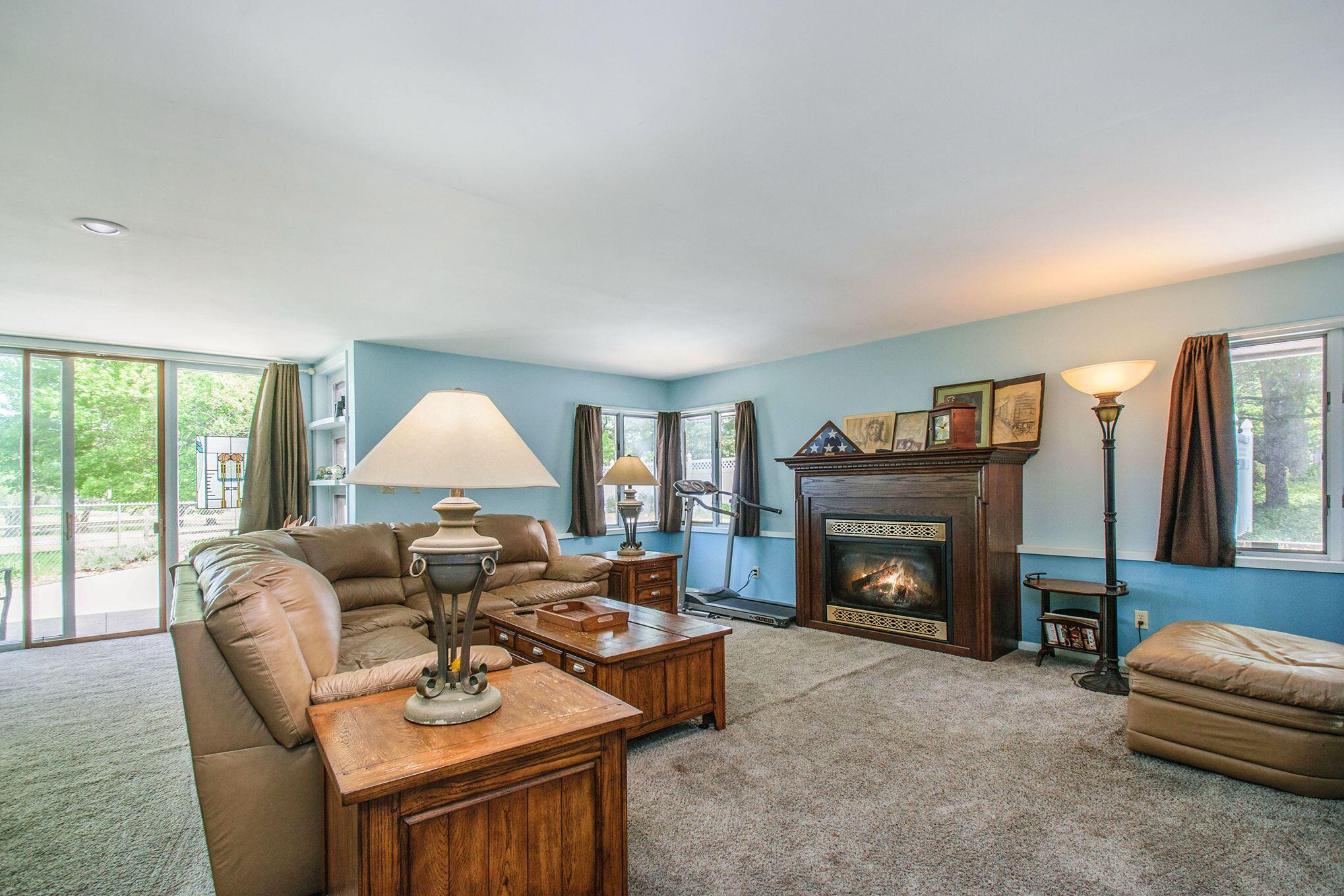 16521 Rynearson Street Buchanan, MI 49107 - Photo 5 of 29 16512 Rynearson fireplace