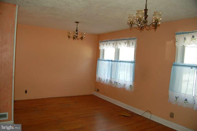 1614 Providence Road Baltimore, MD 21286 - Photo 6 of 9 Living Room