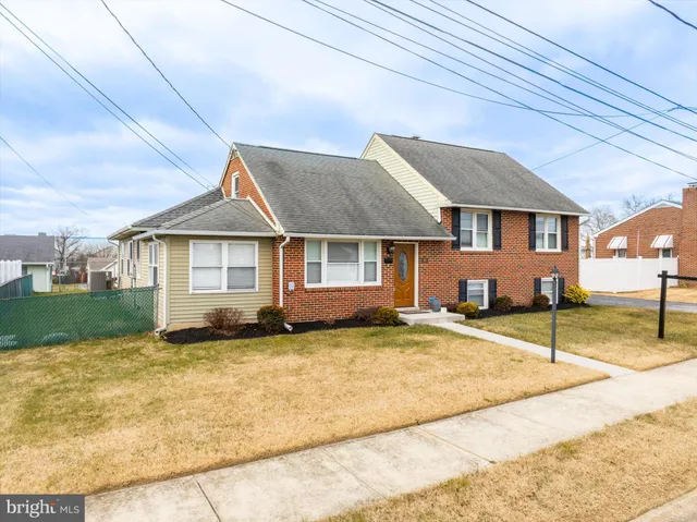 a view of a yard in front of a house