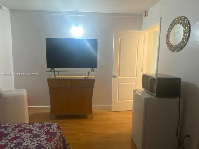 $1,100 | 19001 Northeast 14th Avenue, Unit 325, Miami, FL 33179