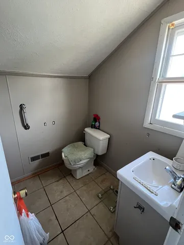 $144,900 | 321 South Washington Street, Chesterfield, IN 46017