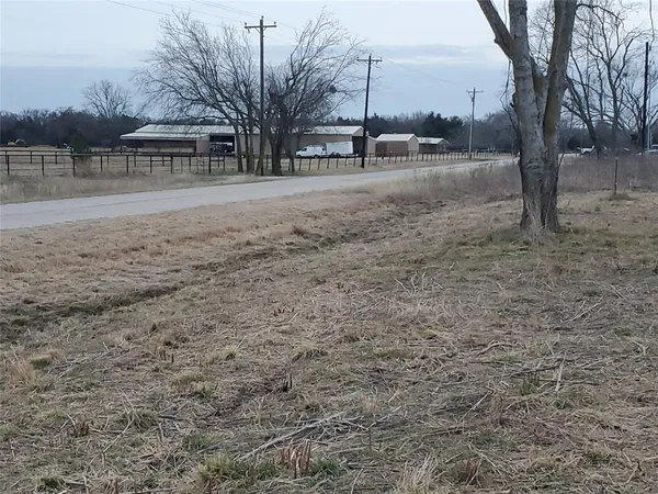 a view of a yard with a house