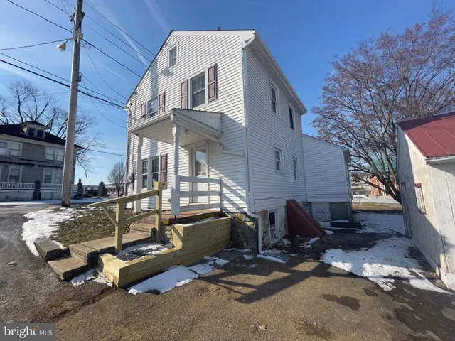 $1,900 | 857 Village Road, Lancaster, PA 17602