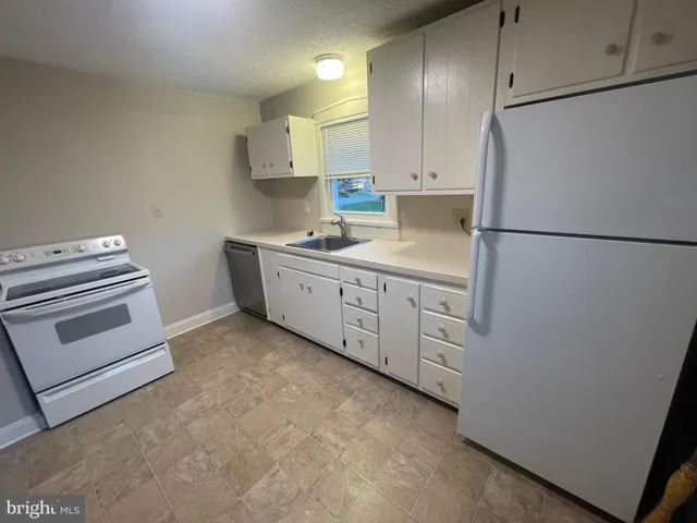 $1,800 | 857 Village Road, Lancaster, PA 17602