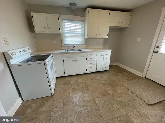 $1,900 | 857 Village Road, Lancaster, PA 17602