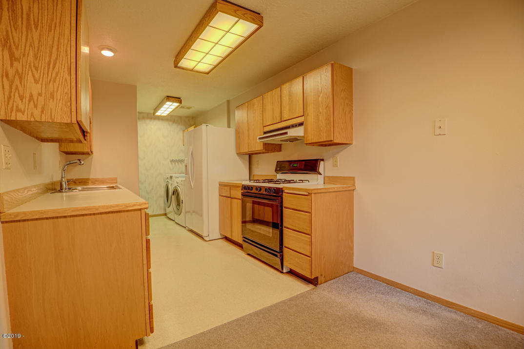 33-35 Northeast Spring Avenue Depoe Bay, OR 97341 - Photo 6 of 14 kitchen