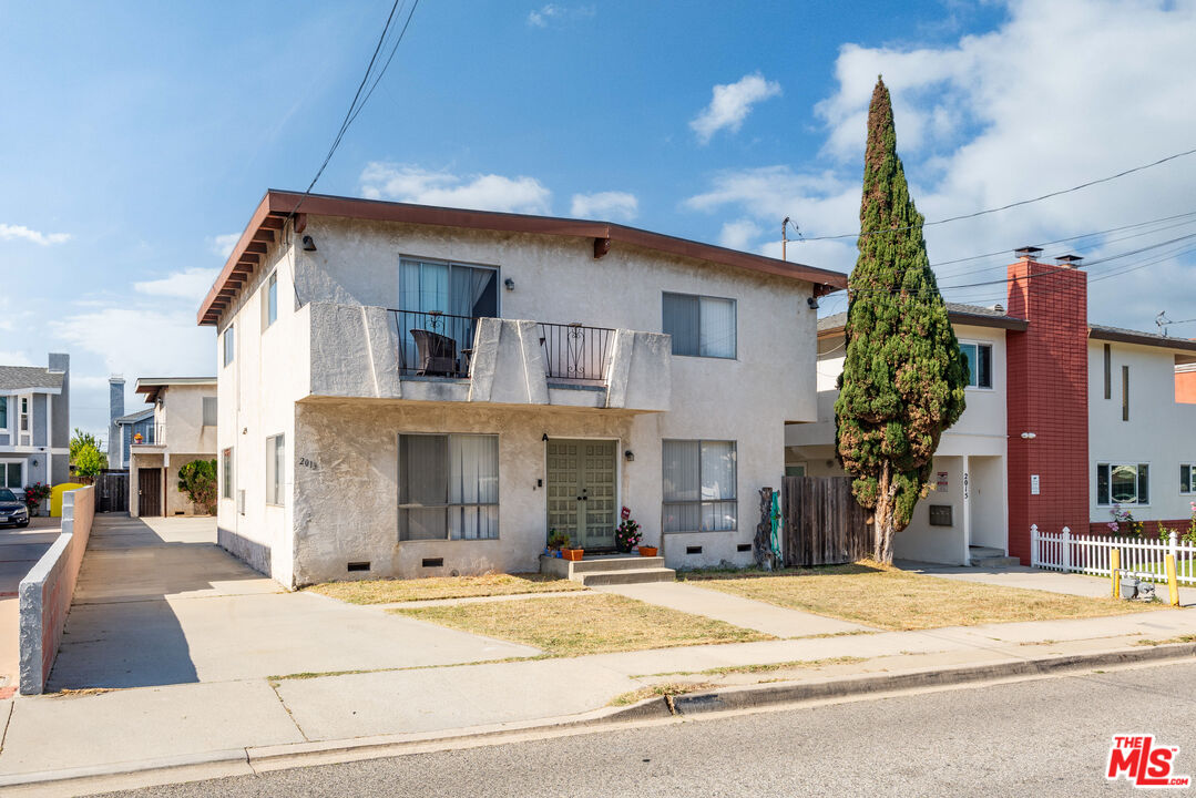 2013 Ruhland Avenue Redondo Beach, CA 90278 - Photo 11 of 11 a house with a outdoor space