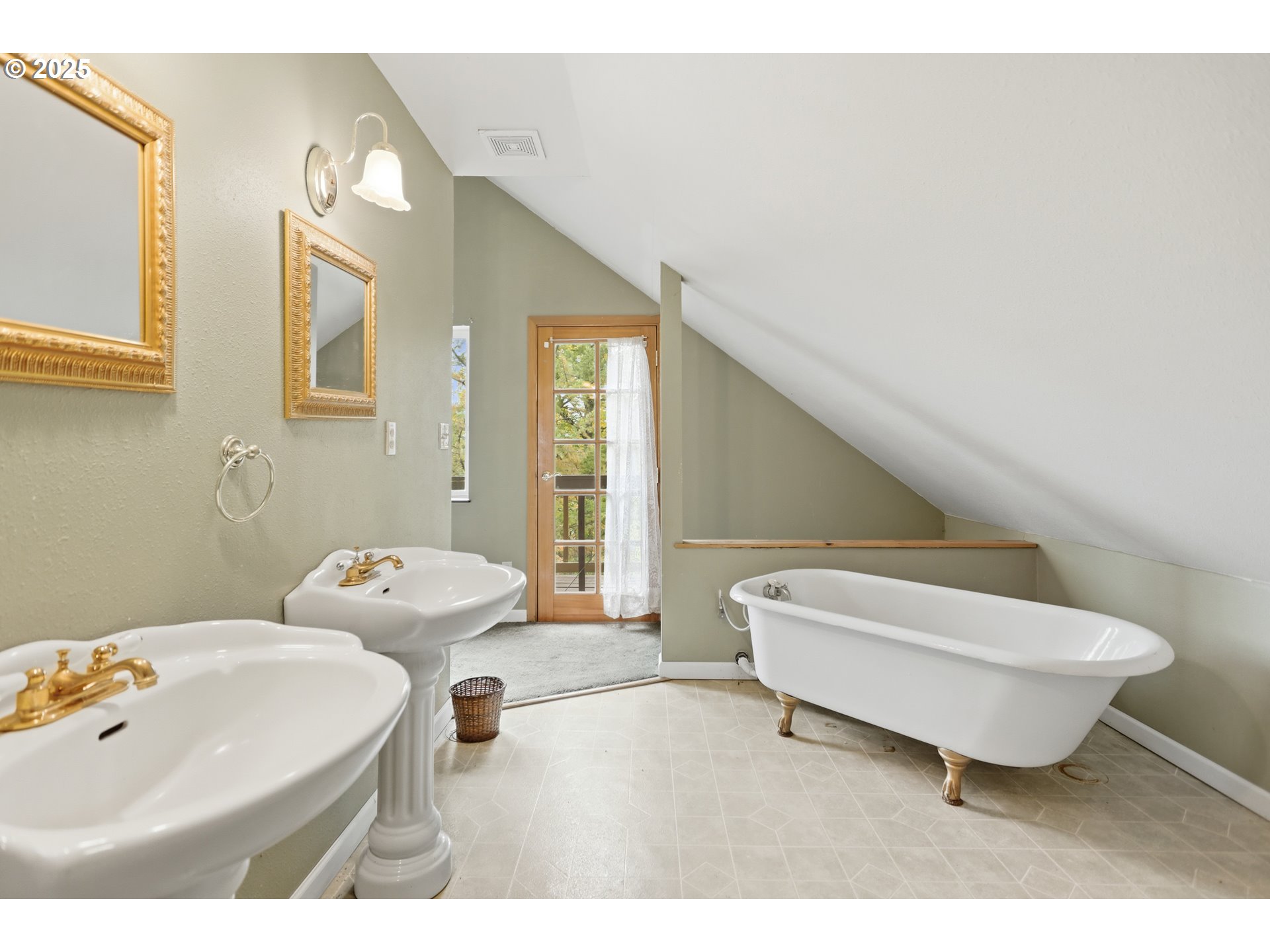 2224 Foster Place Goldendale, WA 98620 - Photo 27 of 45 a bathroom with a sink mirror and tub