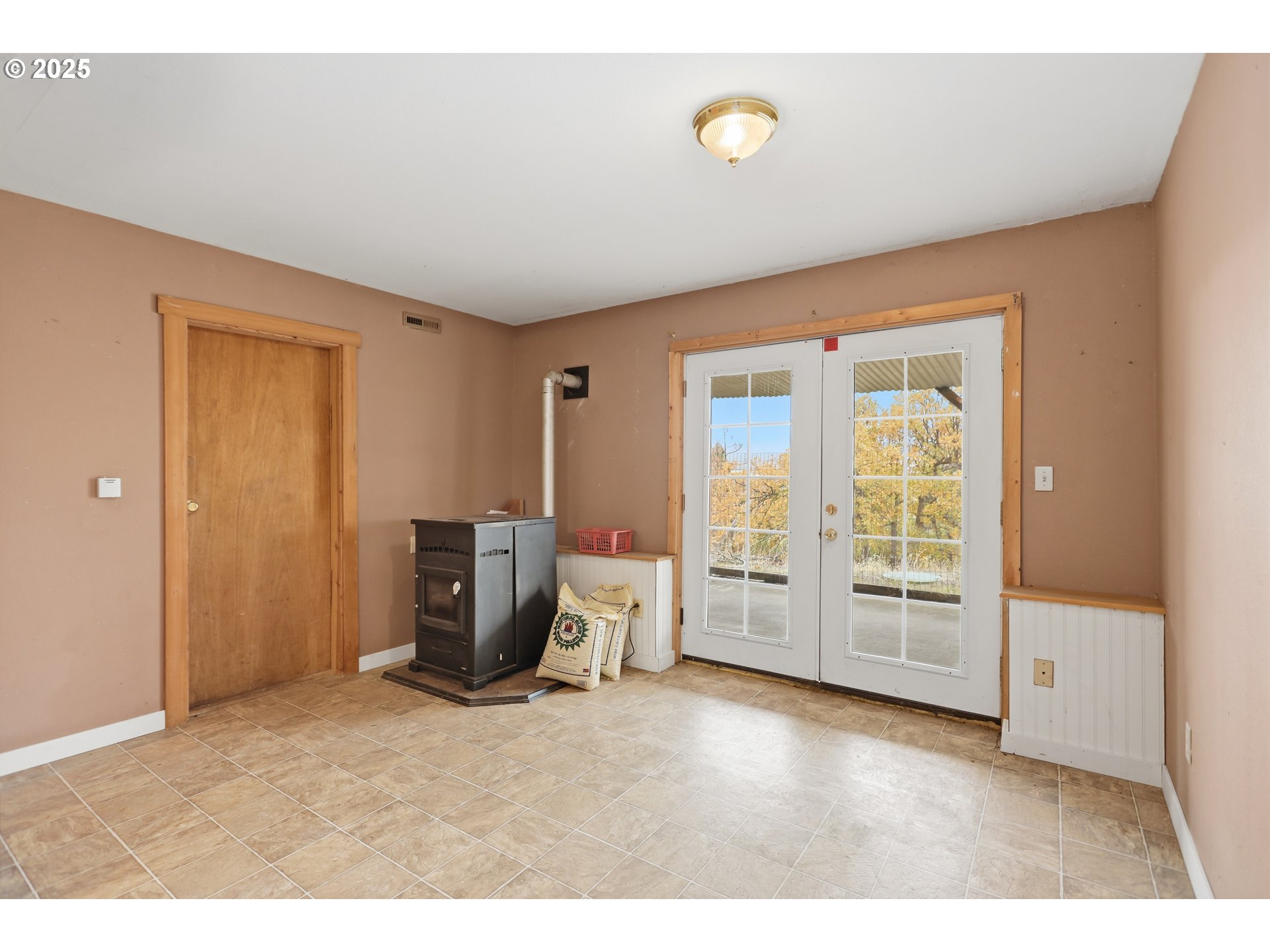 2224 Foster Place Goldendale, WA 98620 - Photo 29 of 45 a view of an empty room with a window