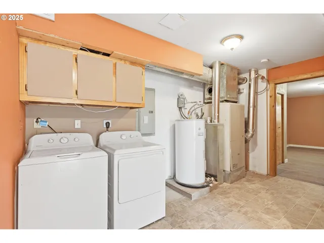 a view of a storage & utility room with washer and dryer