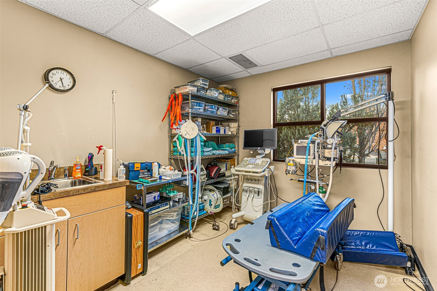 10 North Chelan Avenue Wenatchee, WA 98801 - Photo 29 of 40 a view of a workspace with furniture