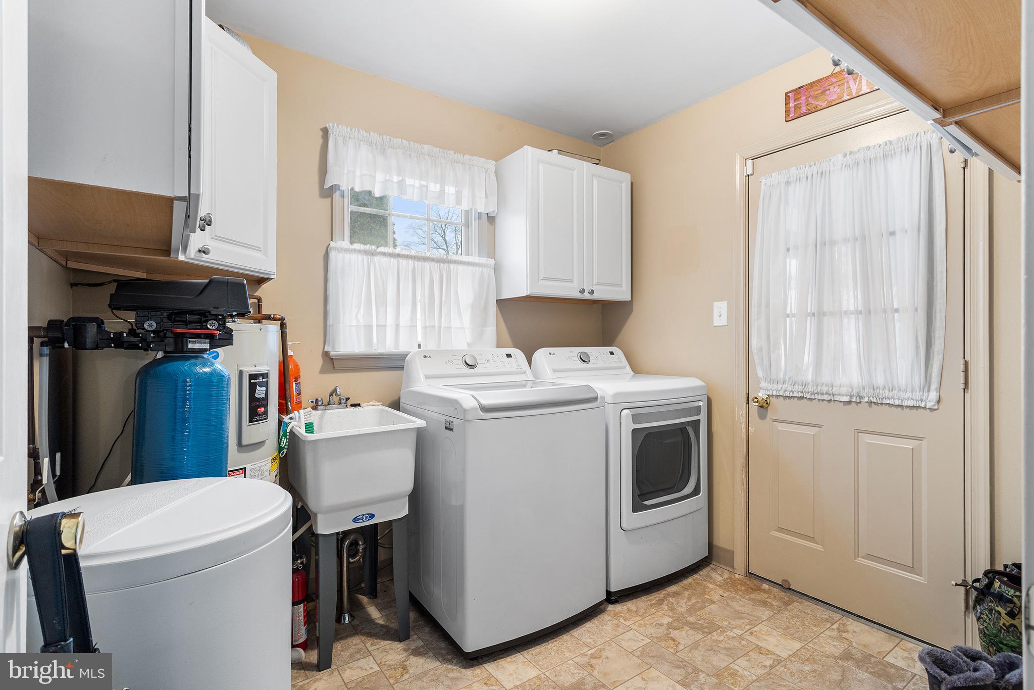 241 Diamond Street Souderton, PA 18964 - Photo 23 of 35 a utility room with dryer and washer