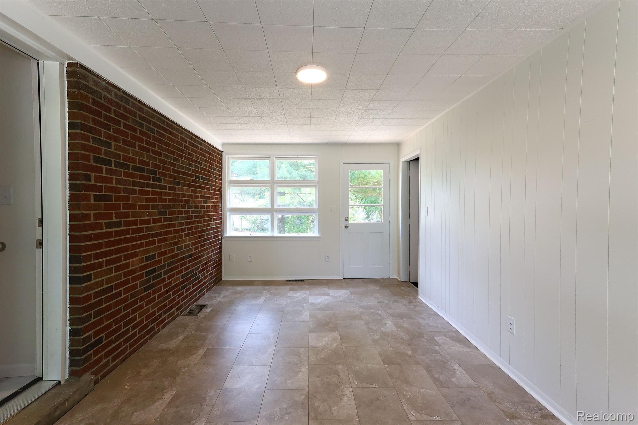180 North Hewitt Road Ypsilanti, MI 48197 - Photo 16 of 31 Breezeway/Mudroom