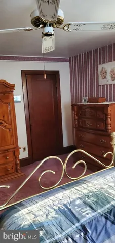 a view of front of a house with a yard