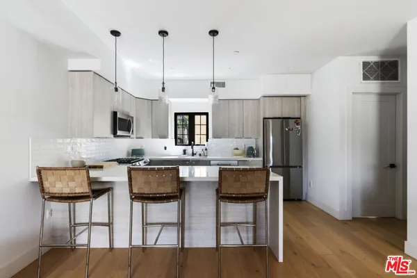 $6,500 | 738 Parkman Avenue, Los Angeles, CA 90026