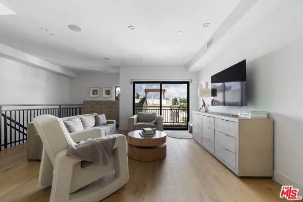 $6,500 | 738 Parkman Avenue, Los Angeles, CA 90026