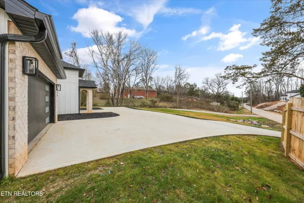 $499,000 | 1024 North Gay Street, Dandridge, TN 37725