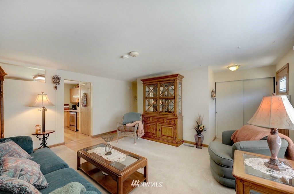 4224 Northeast 17th Street Renton, WA 98059 - Photo 5 of 17