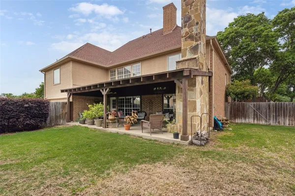 a view of a house with yard and sitting area