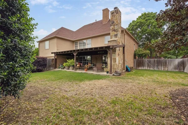 a view of a house with backyard and sitting area