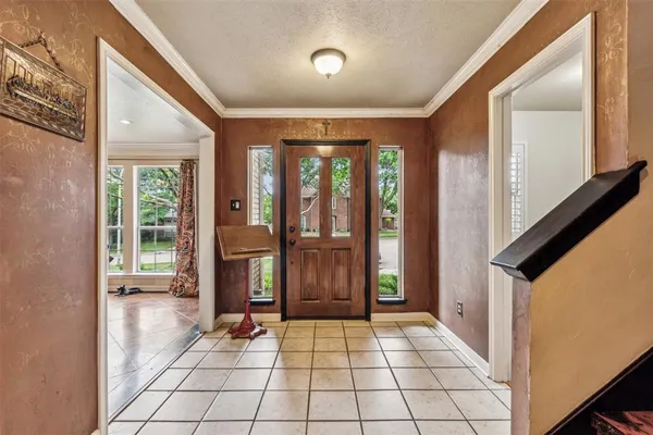 a view of an entryway with a livingroom