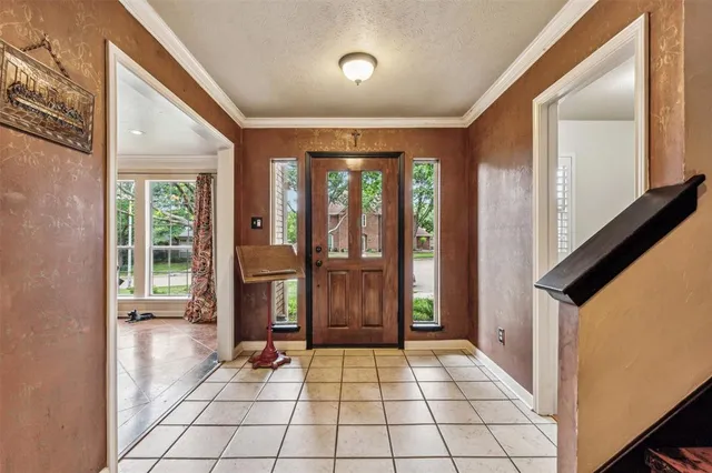 a view of an entryway with a livingroom