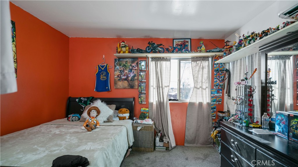 5737 Gammel Road Twentynine Palms, CA 92277 - Photo 18 of 48 a bedroom with a bed and a window