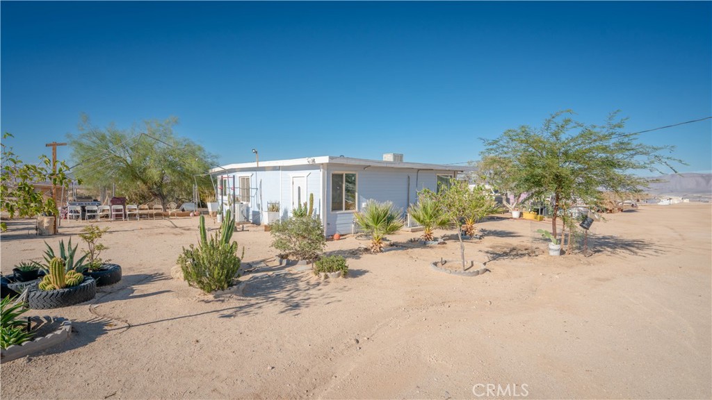 5737 Gammel Road Twentynine Palms, CA 92277 - Photo 31 of 48 a view of a backyard with a patio