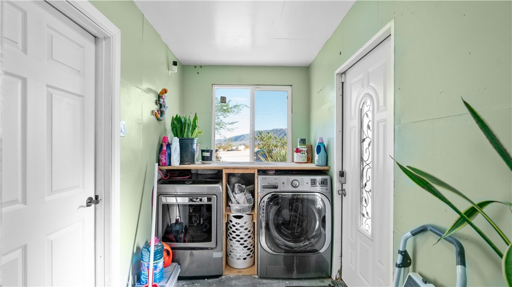 5737 Gammel Road Twentynine Palms, CA 92277 - Photo 4 of 48 a view of living room washer and dryer