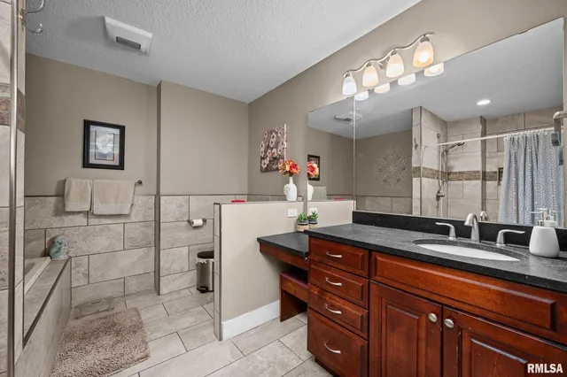 $299,000 | 2720 Kennedy Drive, East Moline, IL 61244