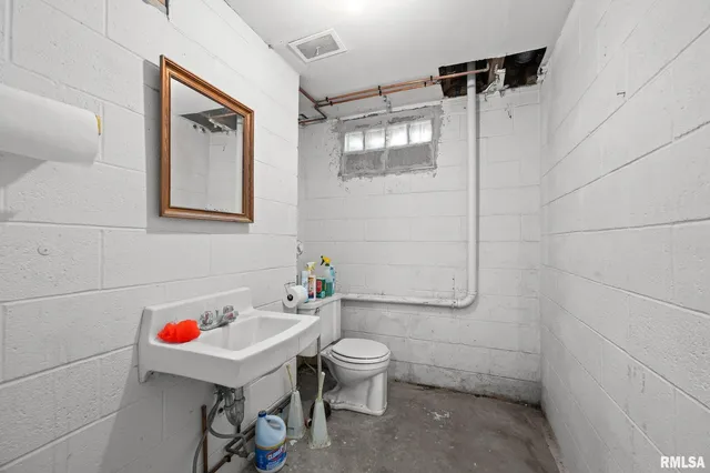 $299,000 | 2720 Kennedy Drive, East Moline, IL 61244