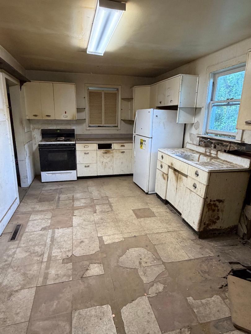 203 Stateline Road Niles, MI 49120 - Photo 7 of 9 203 Stateline Rd kitchen
