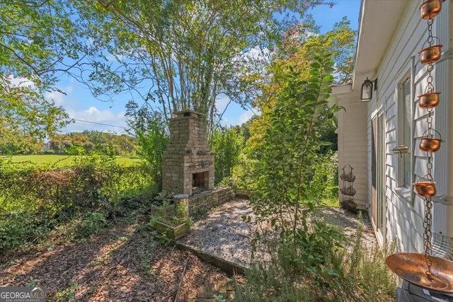 a flower garden is sitting in front of flowers