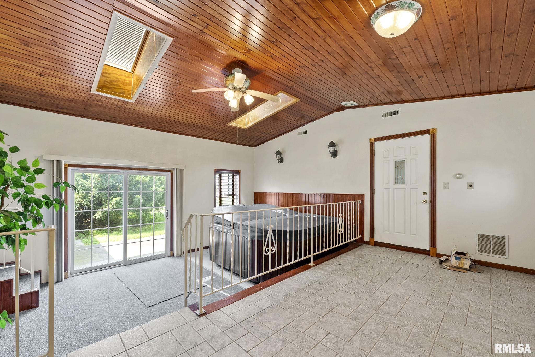 3760 Midway Beach Road Muscatine, IA 52761 - Photo 5 of 22 Gallery Image 5