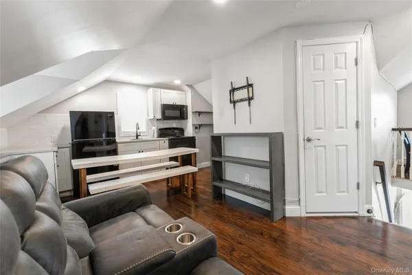 $2,400 | 39 Bay Shore Avenue, Bay Shore, NY 11706