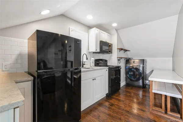 $2,400 | 39 Bay Shore Avenue, Bay Shore, NY 11706
