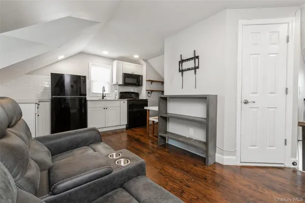 $2,400 | 39 Bay Shore Avenue, Bay Shore, NY 11706