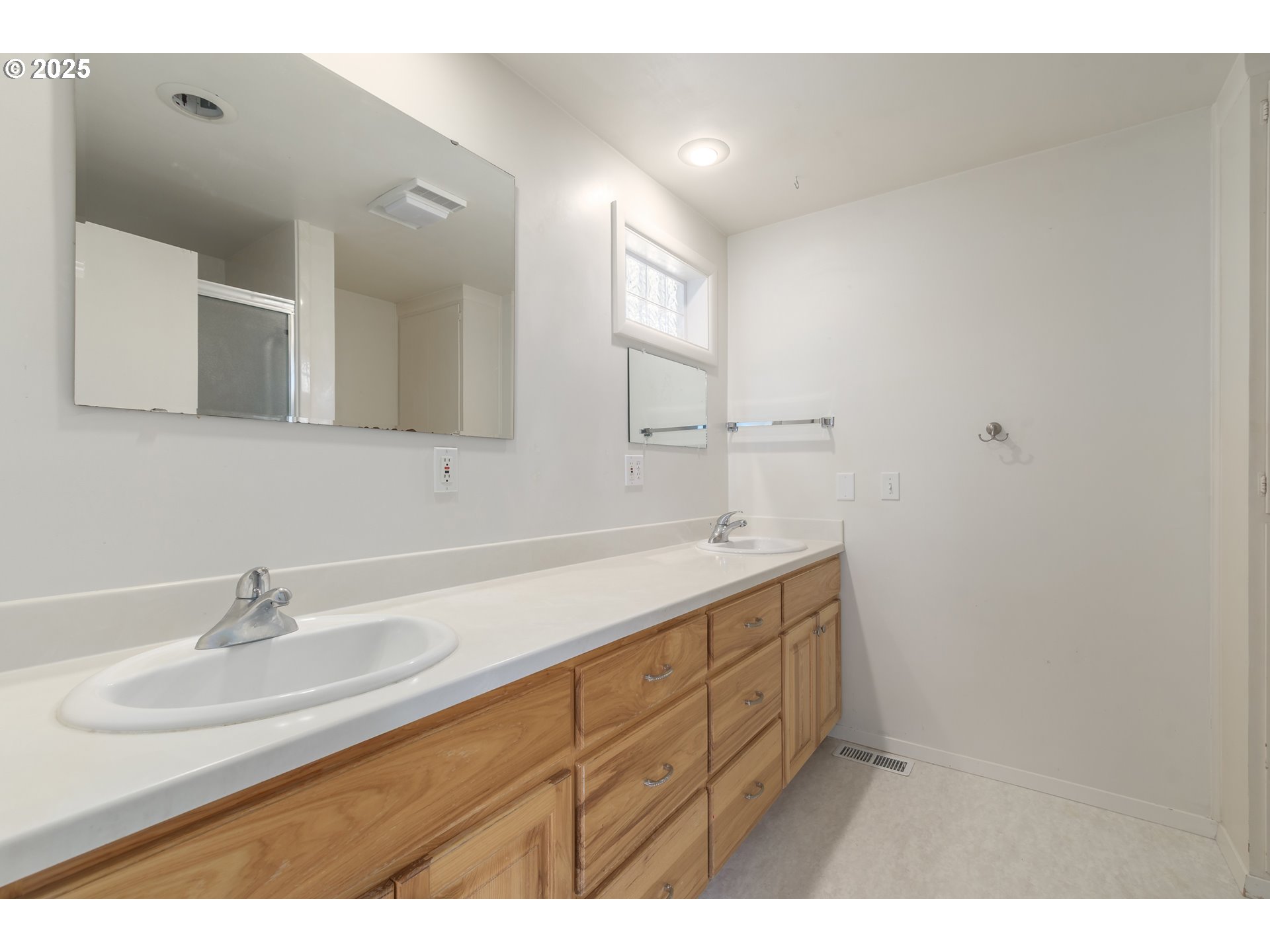 708 Blackstone Street Springfield, OR 97477 - Photo 18 of 45 a bathroom with a sink and a mirror