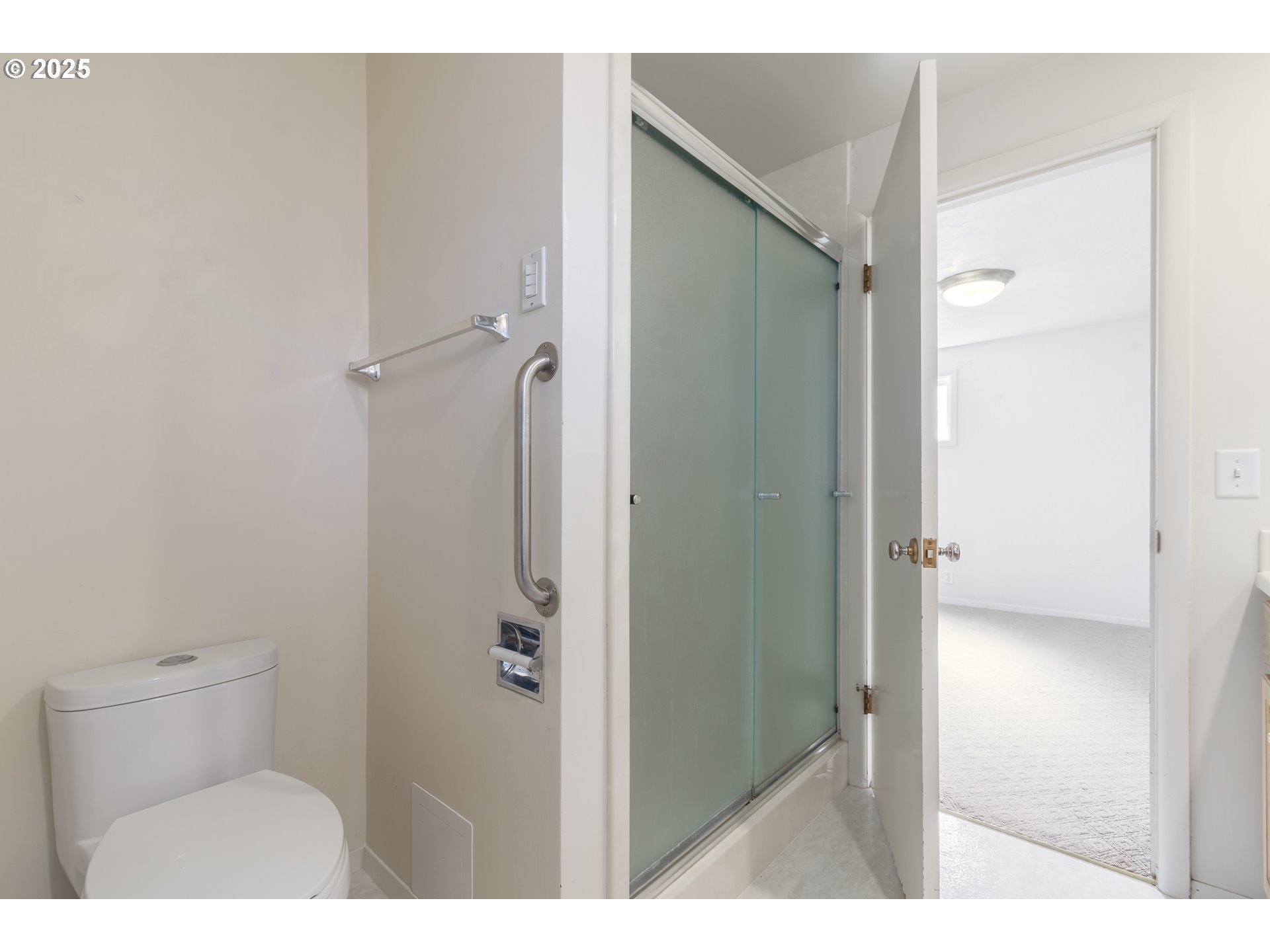708 Blackstone Street Springfield, OR 97477 - Photo 19 of 45 a bathroom with a shower and a toilet
