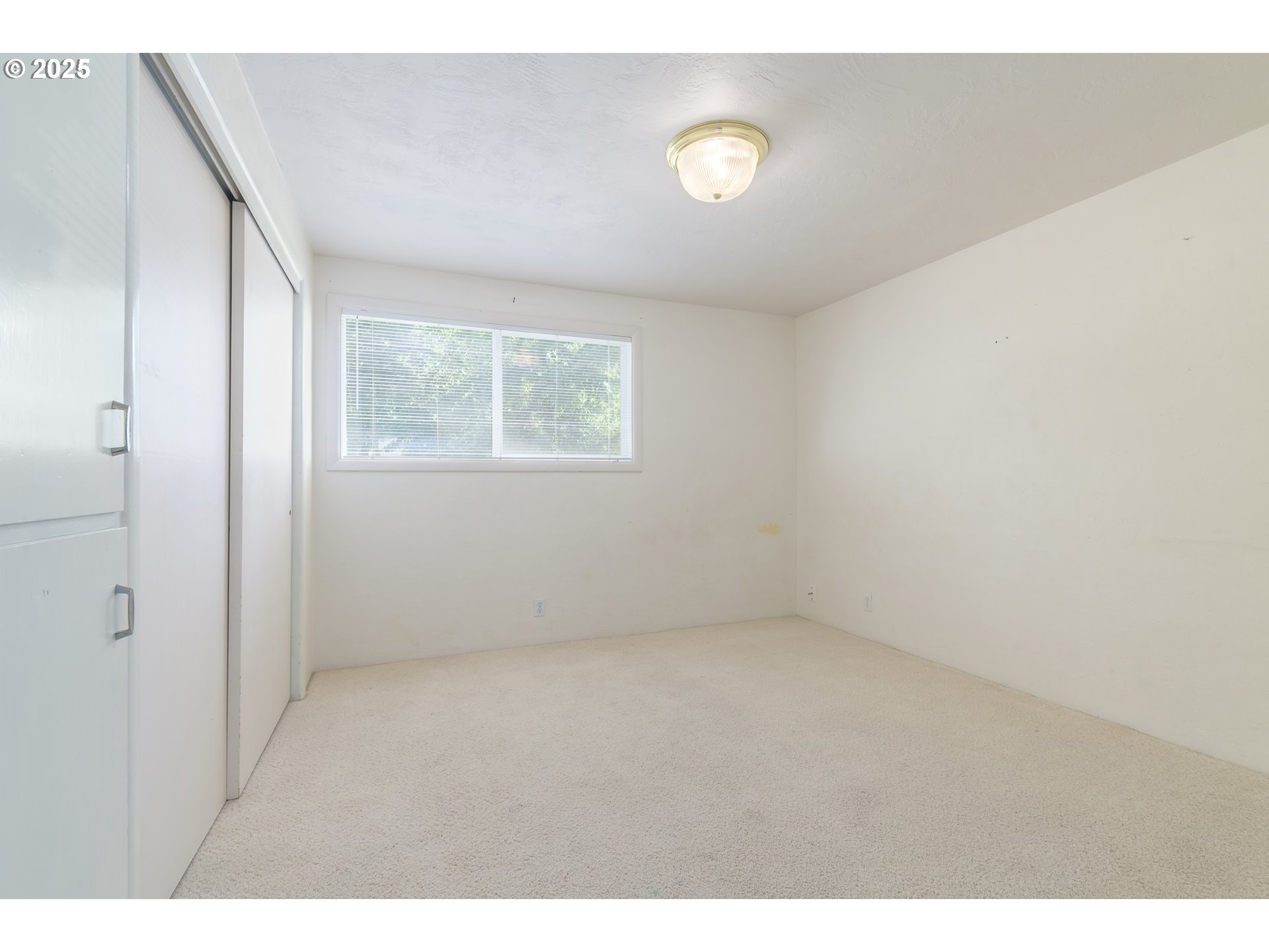 708 Blackstone Street Springfield, OR 97477 - Photo 22 of 45 a view of room and window