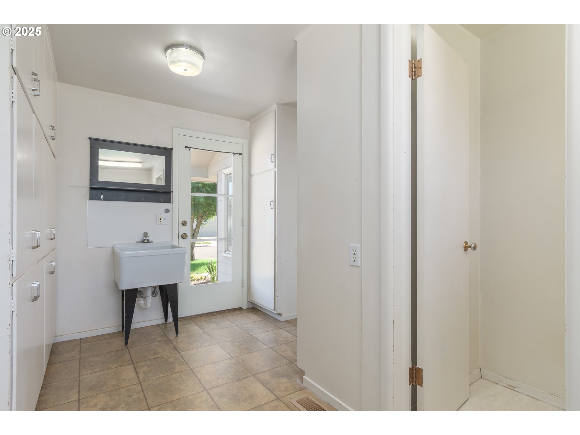 708 Blackstone Street Springfield, OR 97477 - Photo 25 of 45 a view of an entryway with sitting space