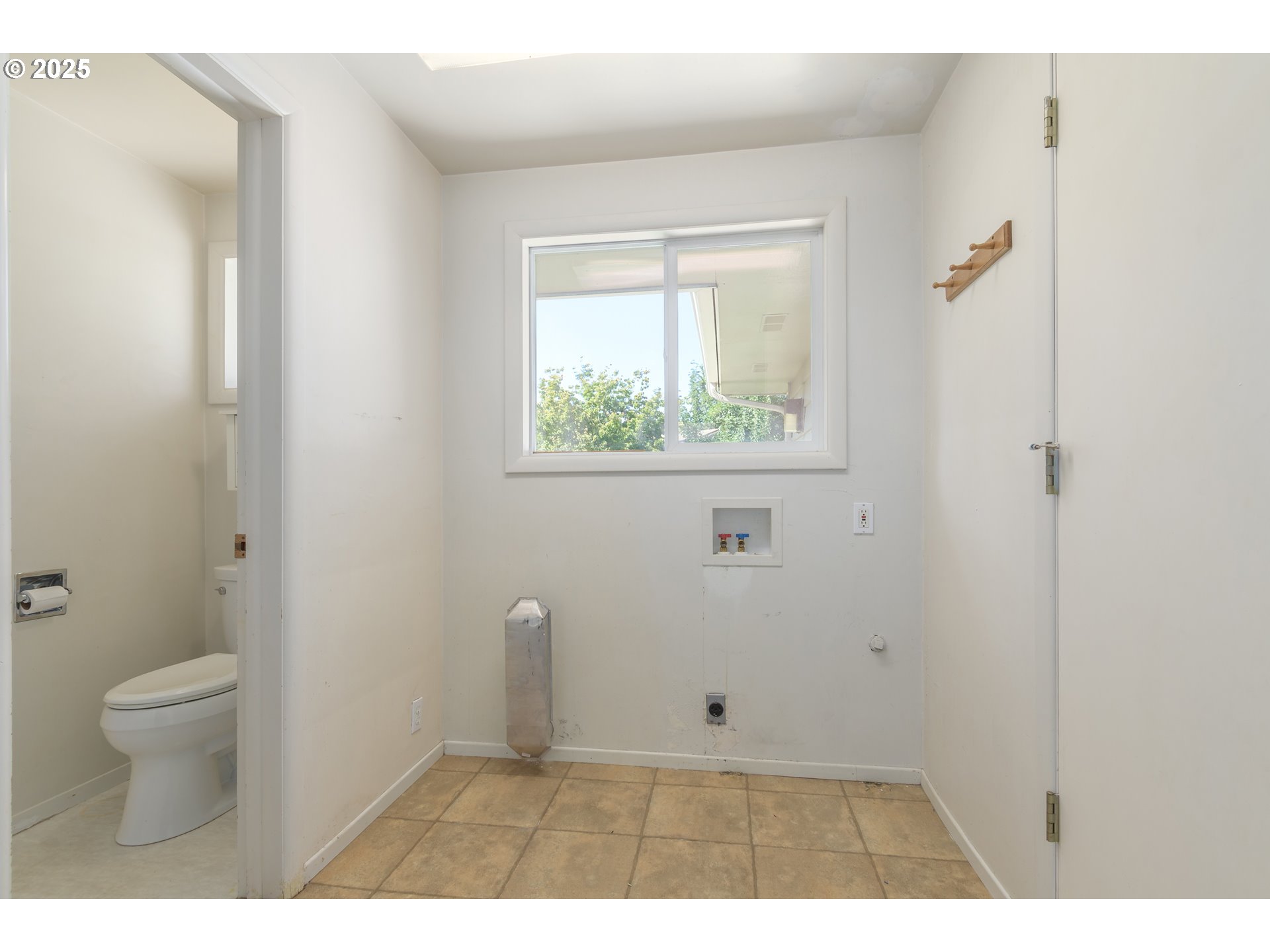 708 Blackstone Street Springfield, OR 97477 - Photo 26 of 45 a bathroom with a toilet